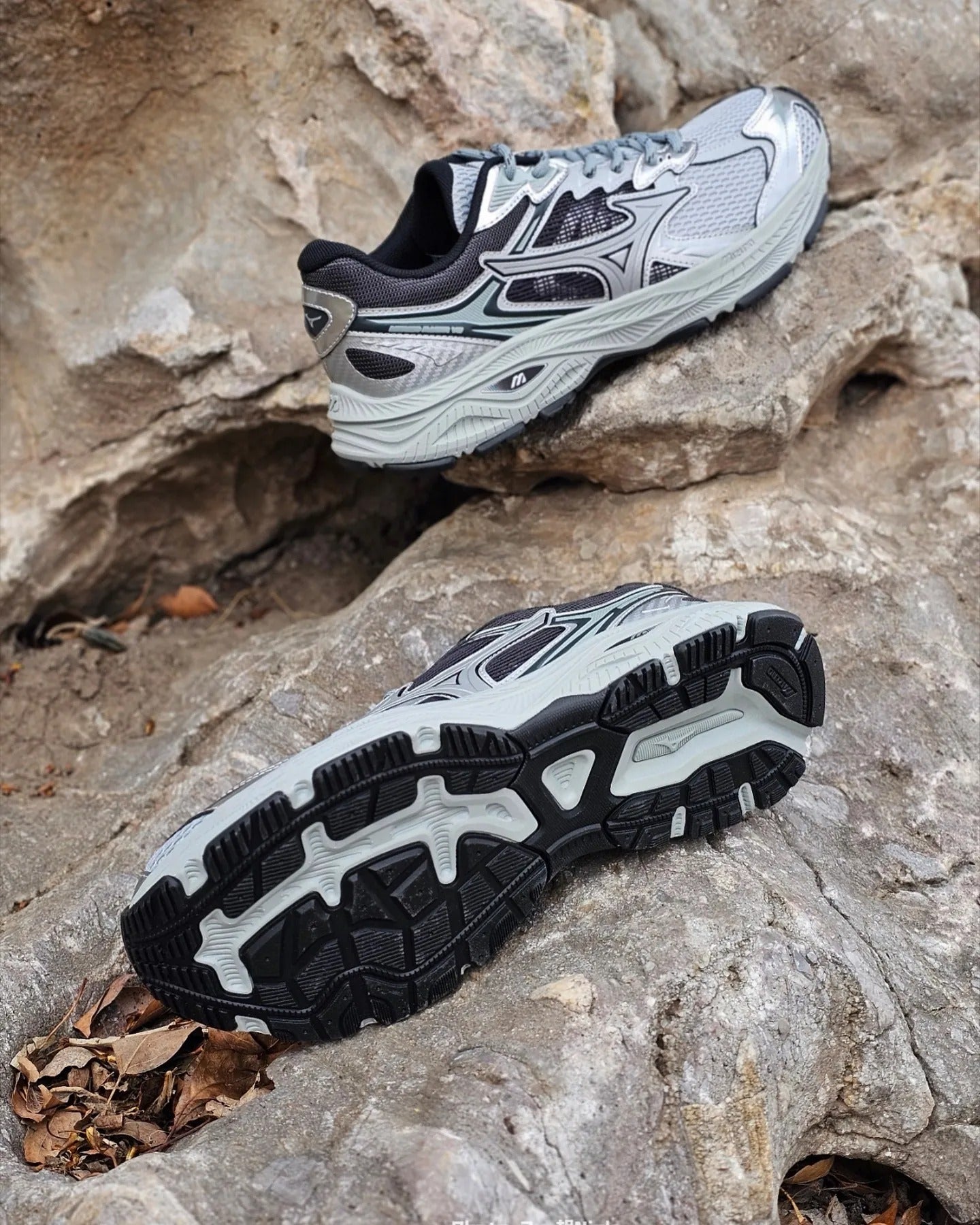 Mizuno Racer V2 'Dark Silver'