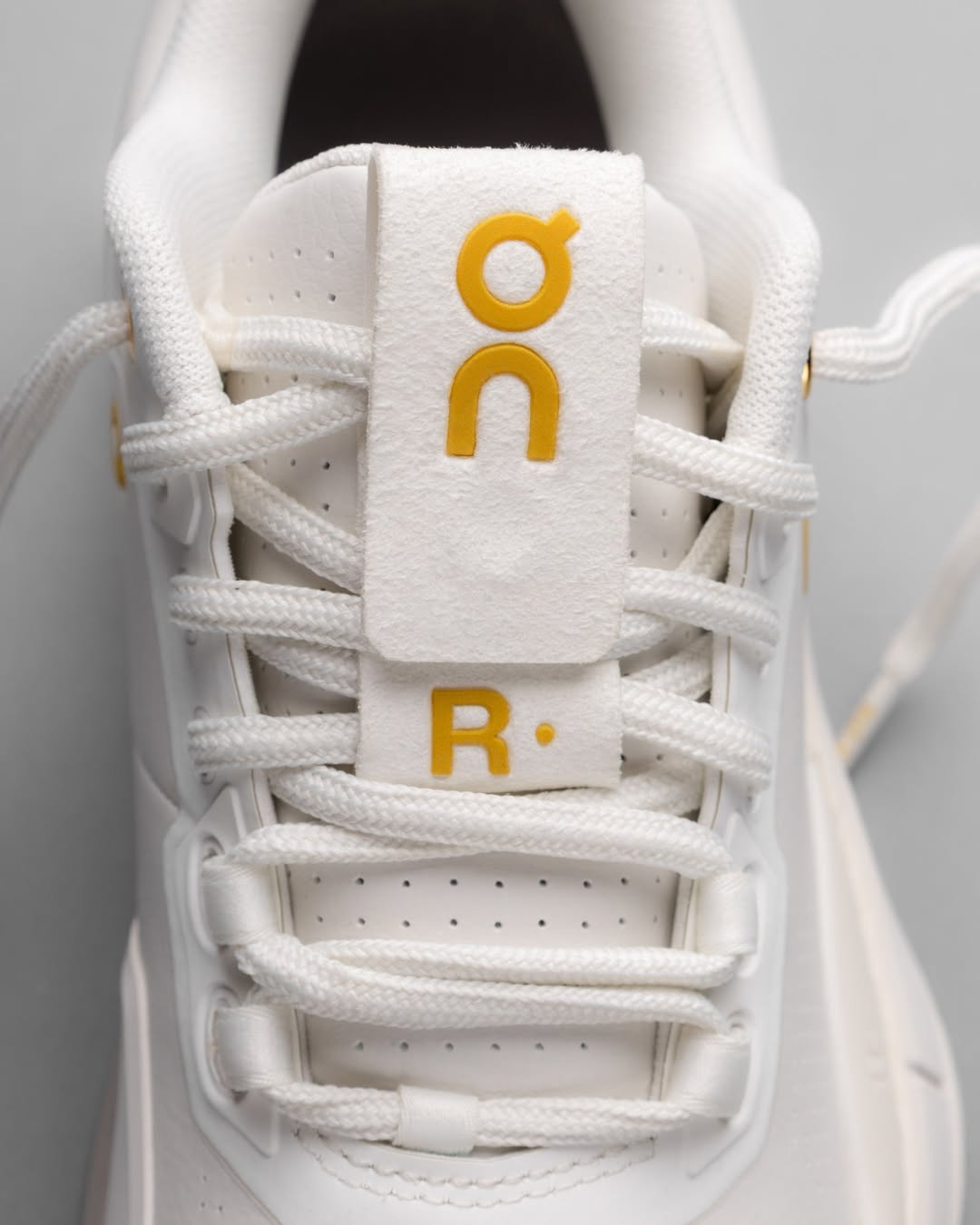 On ROGER Pro Ace 'Ivory Fog'